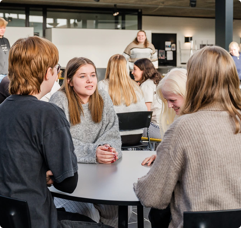 HHX-elever i samtale på gården