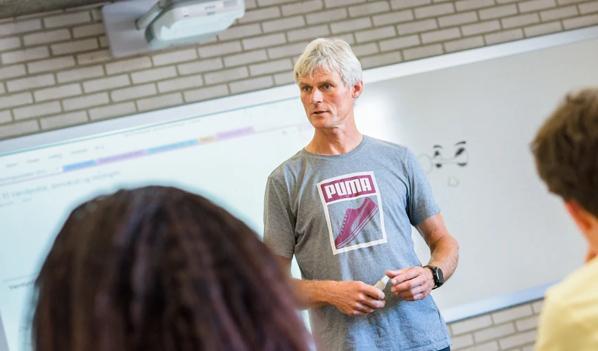 lærer til undervisning i gymnasiet