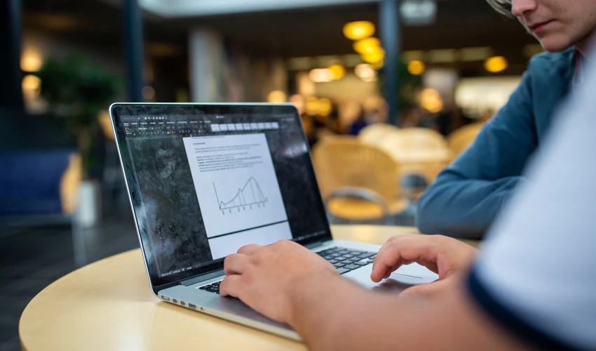 Elev arbejder på en computer