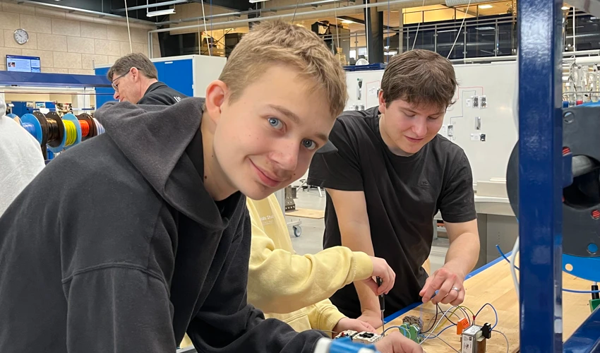 Elever arbejder praktisk med teknisk udstyr