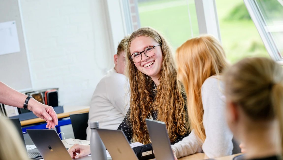 Smilende elev i klasseværelse