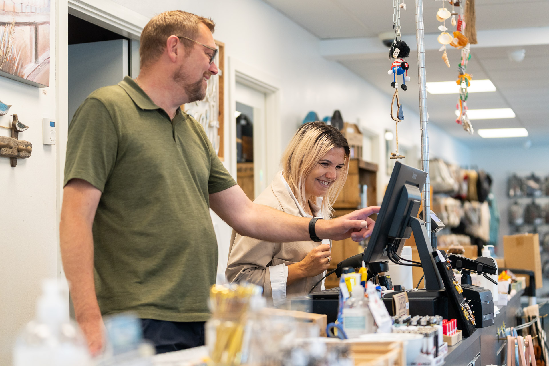 Mand og ung kvinde arbejder sammen