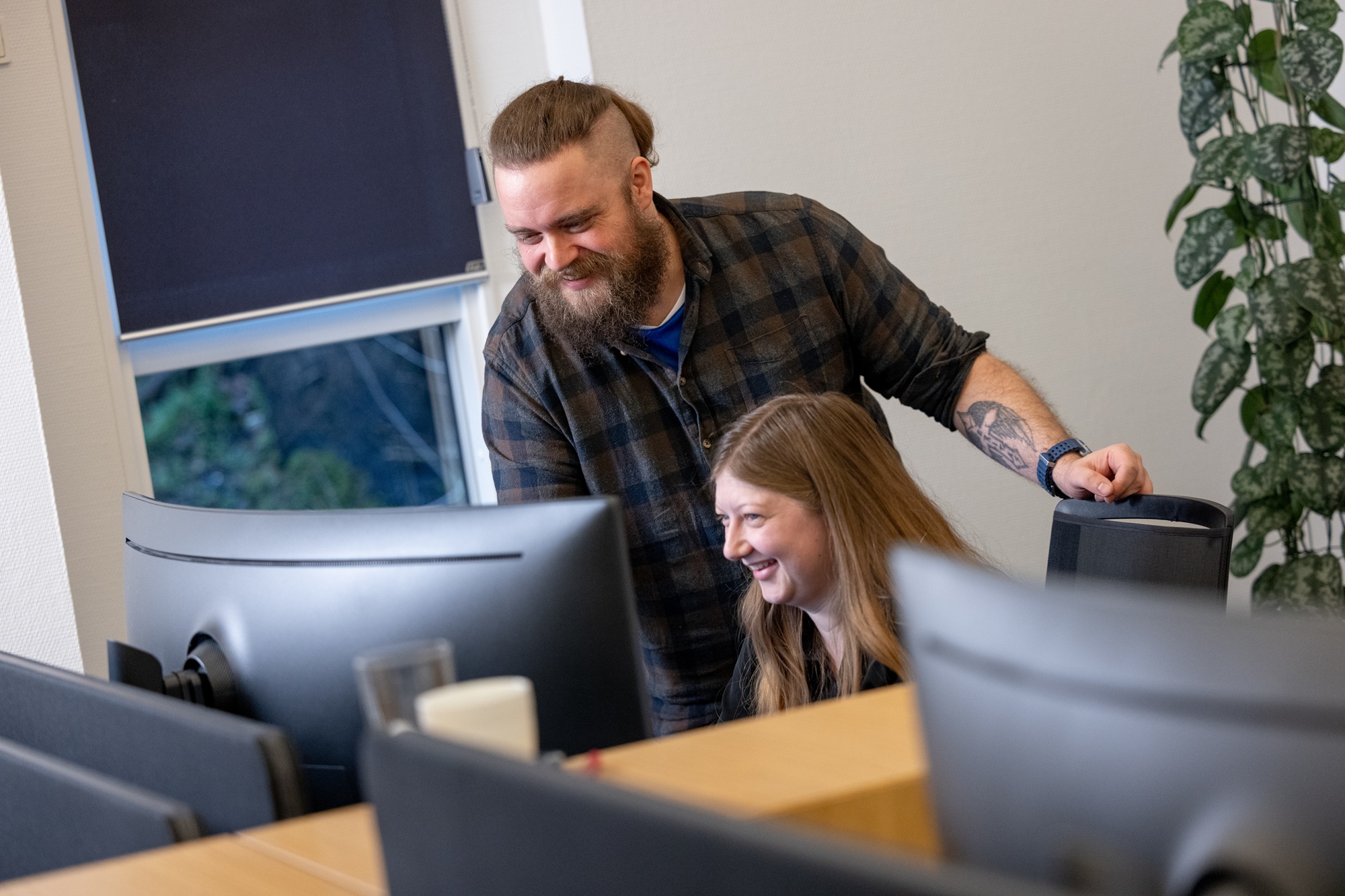 To mænd taler sammen på en arbejdsplads