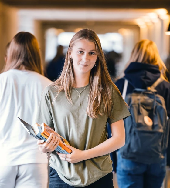 HHX-elev på gangen med skoletaske