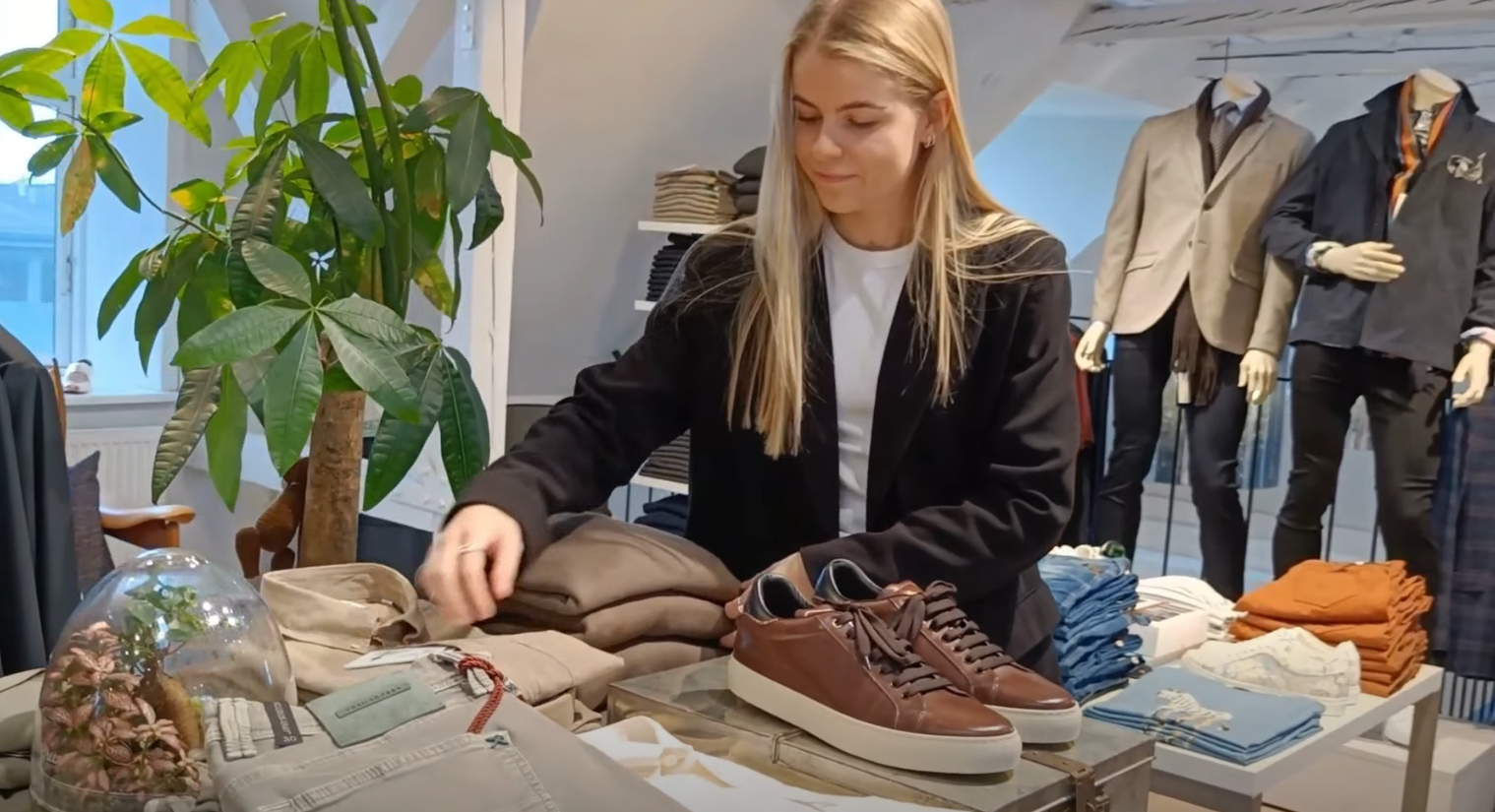 Kvinde arbejder med tøj i en butik