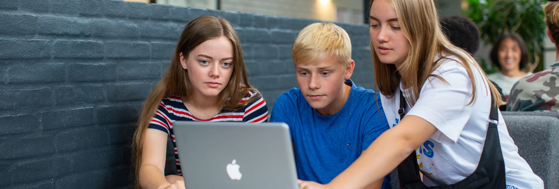 Elever kigger sammen på en bærbar computer