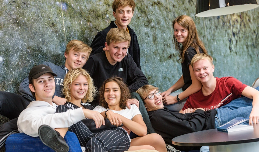 Gruppe af elever samlet sammen udenfor