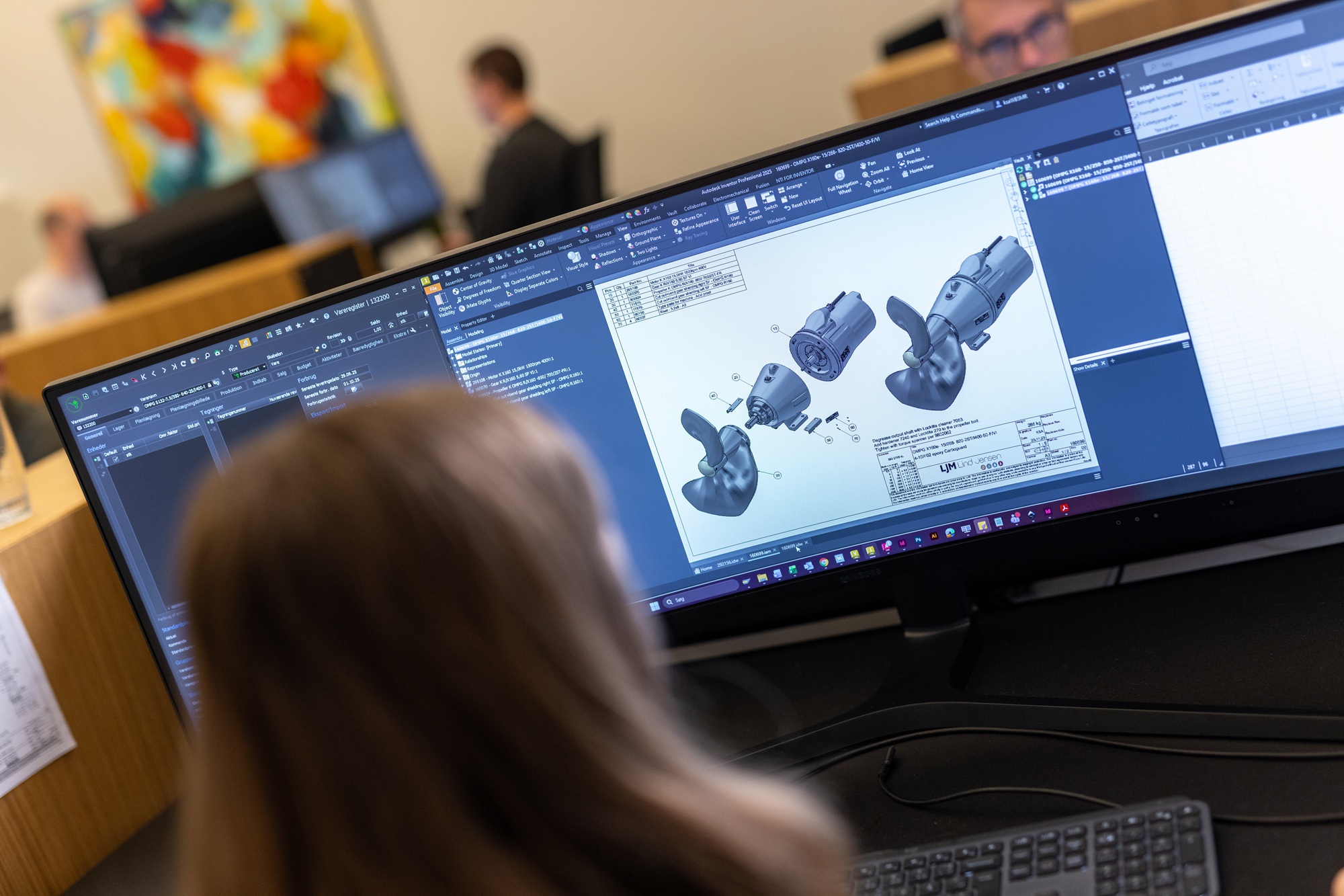 tekniske designer kigger på en computer