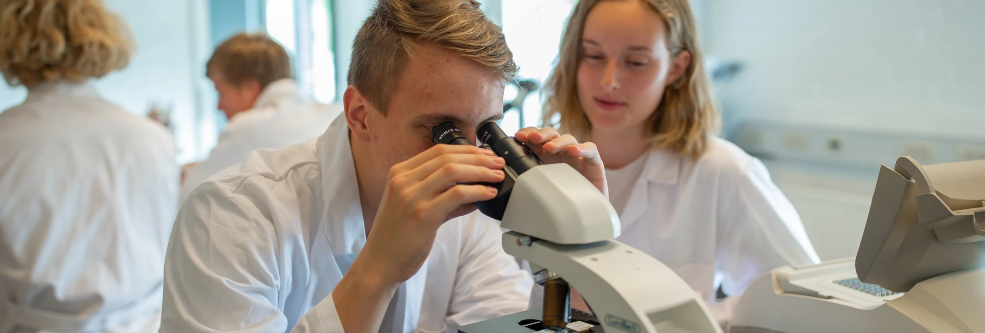 Elever i laboratorium på HTX